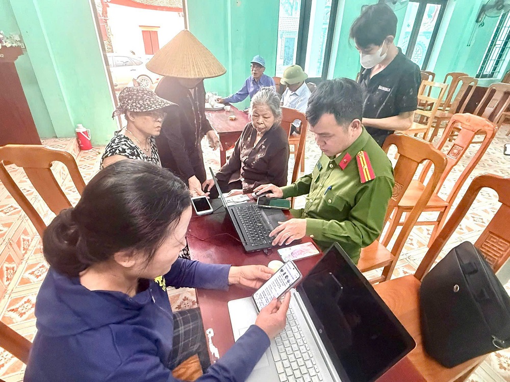 Công an xã Hợp Tiến phát huy vai trò nòng cốt trong Tổ công nghệ số cộng đồng, đẩy mạnh hướng dẫn cài đặt, tích hợp tiện ích trên ứng dụng VNeID